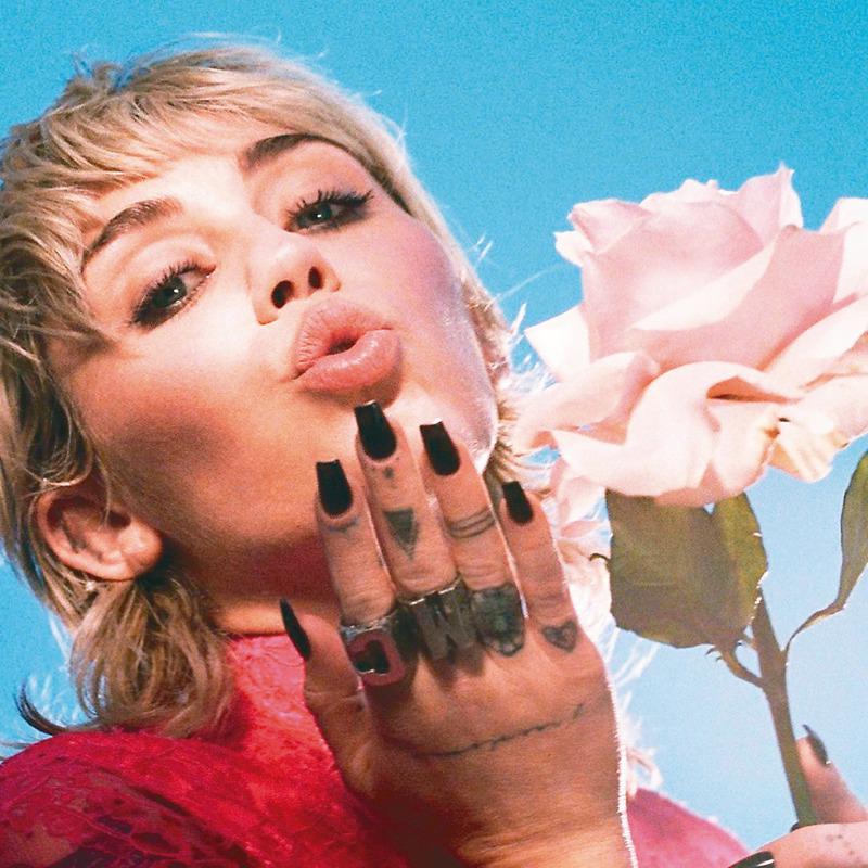 麦莉希拉在Instagram上表示她很开心也感到荣耀，成为GUCCI Flora系列全新香水形象代言人。（取材自Instagram）