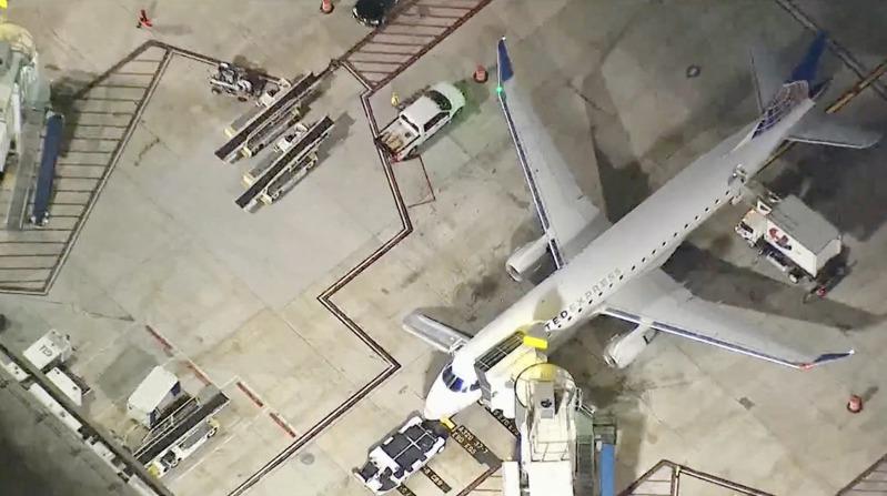 25日晚一名乘客从LAX滑行起飞的机舱门跳下。（KTLA电视截屏）