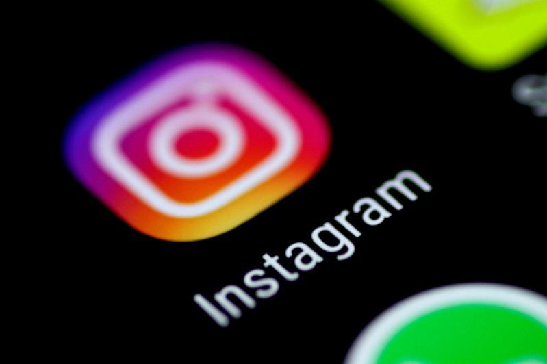 Instagram未来几个月将测试重大变革，包括全屏幕展示推荐影片，变得更像TikTok。(路透)