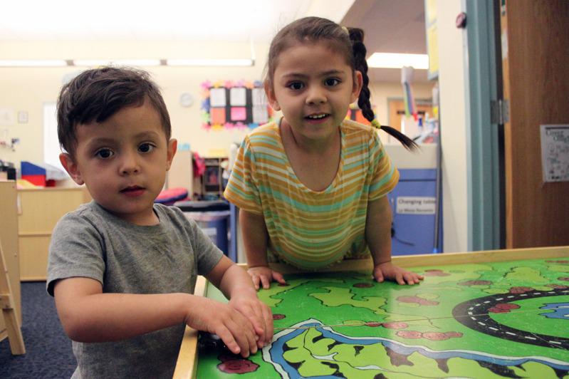 最新一波儿童抵税本周将开始发放。图为三岁的Arelyanna和二岁的Javier...