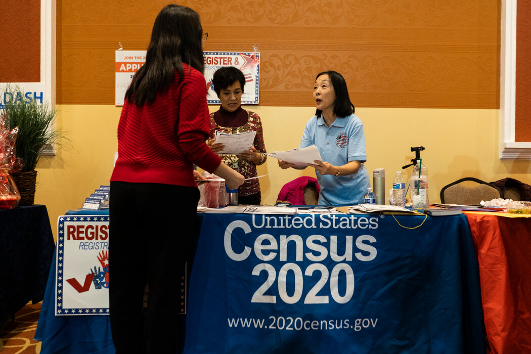 去年，在得克萨斯州奥斯汀的越南新年节日上，工作人员在分发有关美国人口普查的小册子。