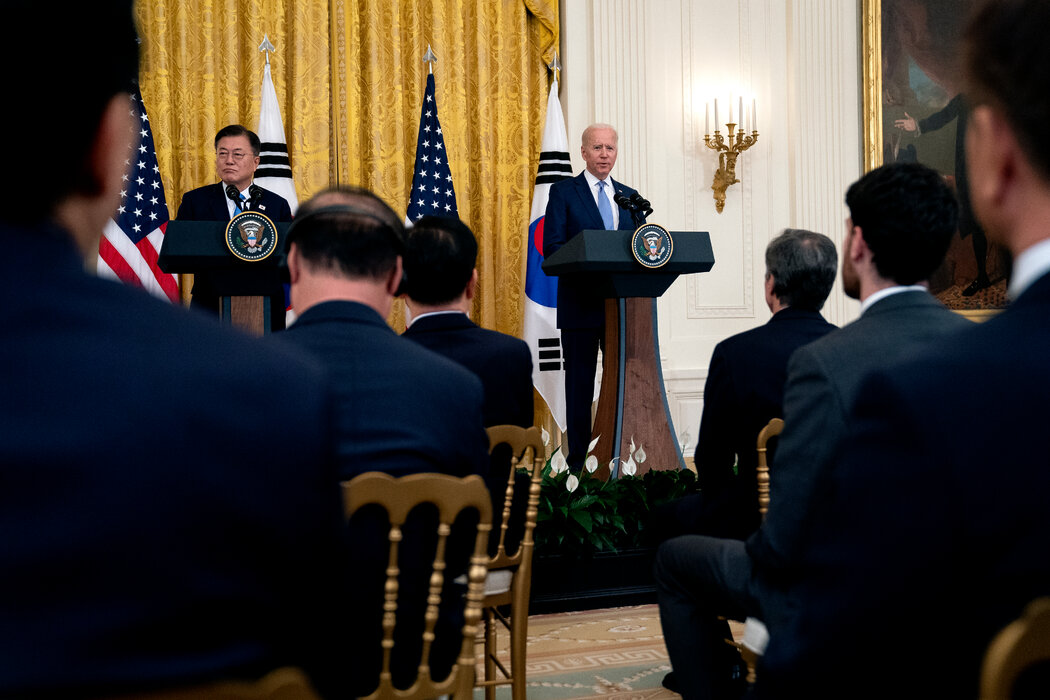拜登总统和韩国总统文寅今年5月在华盛顿白宫东厅举行的联合新闻发布会上。