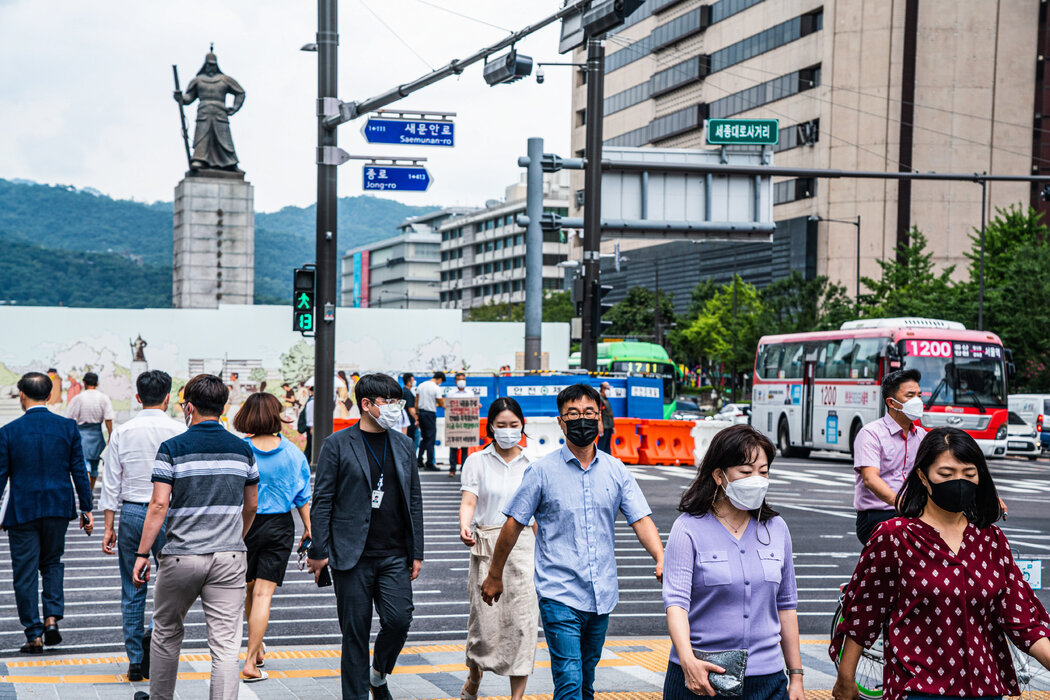 今年8月，首尔街头的人们。反华情绪今年的上升幅度如此之高，以至于中国已取代了日本成为韩国人最不喜欢的国家。