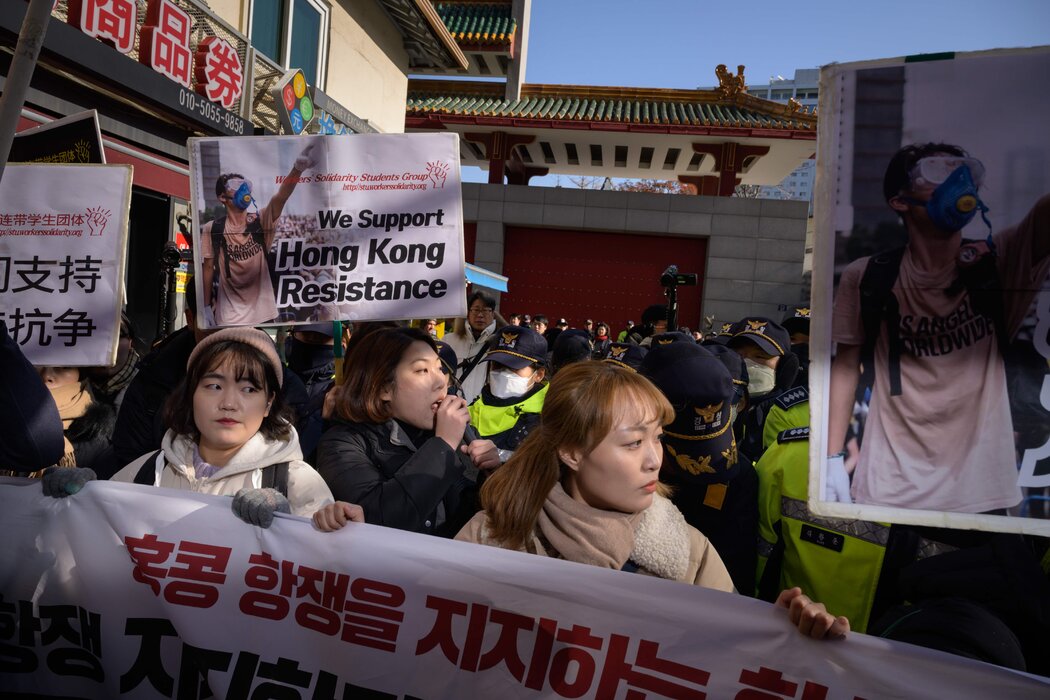 2019年，韩国学生在首尔的中国大使馆外举行支持香港民主运动的示威。