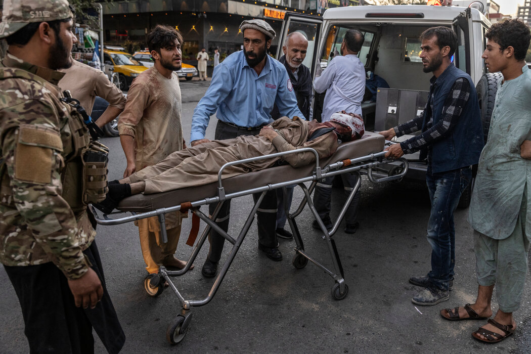周四，在医院的一名喀布尔机场袭击事件受害者。