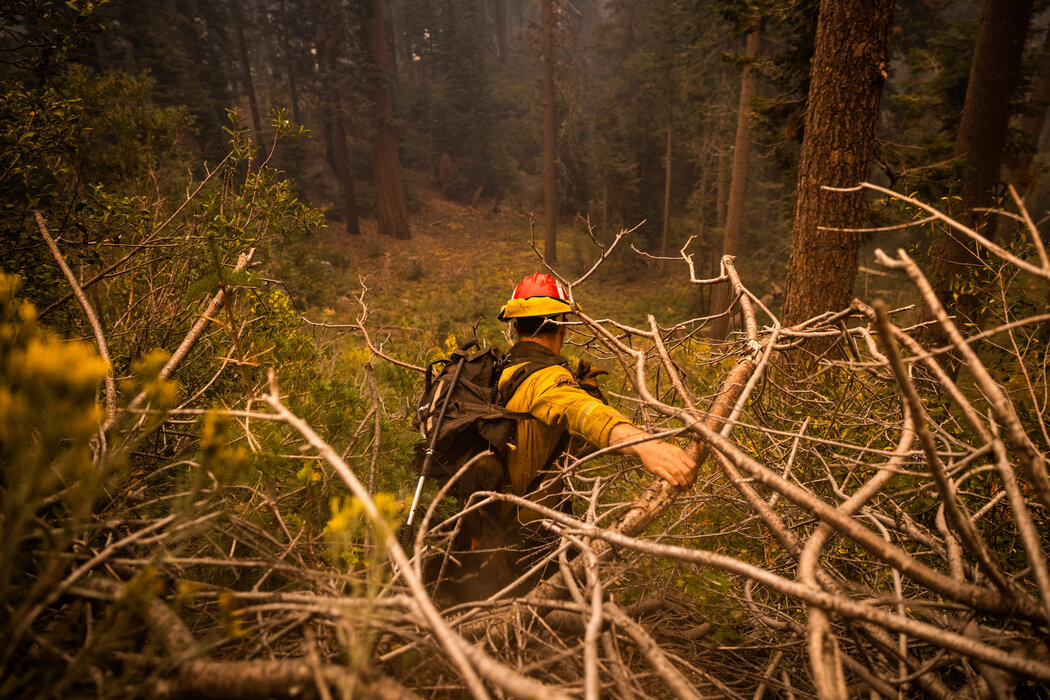 加州消防局队长凯尔·胡卡宁正下坡前往迈耶斯附近的一处火点。