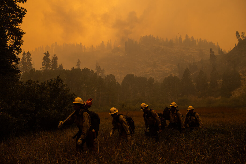 消防员穿行于加州迈耶斯附近的火灾现场之间。