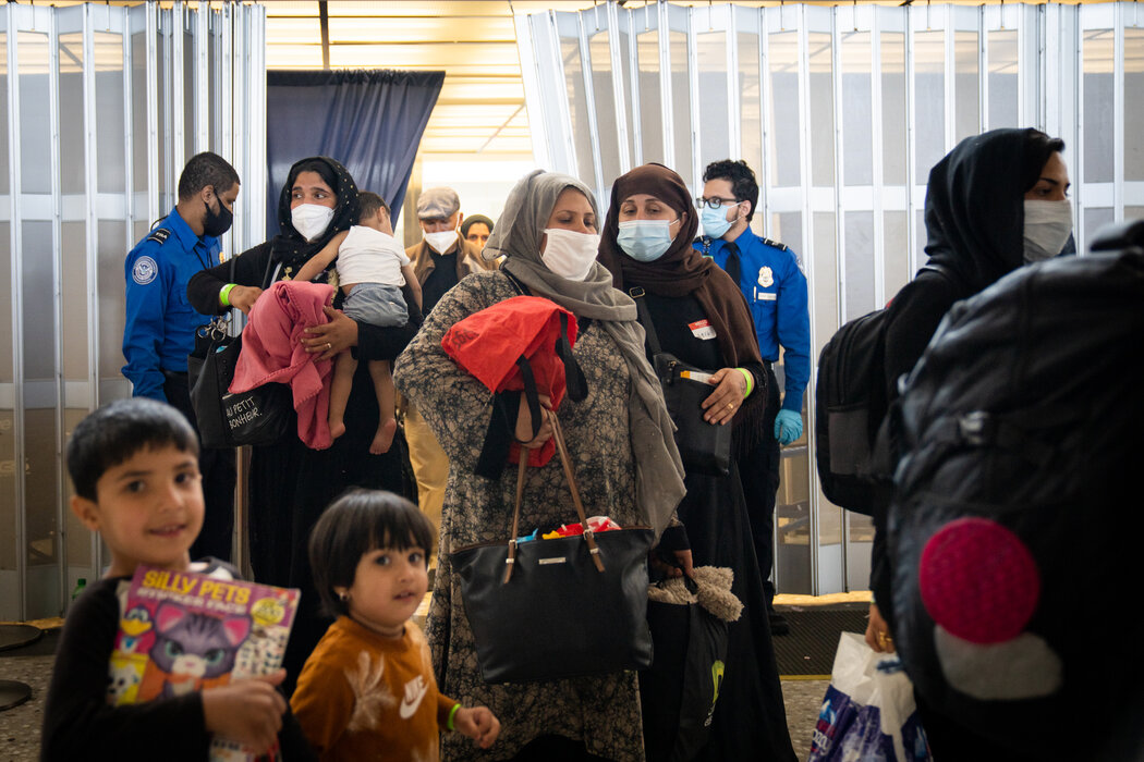 上周抵达维吉尼亚州杜勒斯国际机场的阿富汗撤离人员。