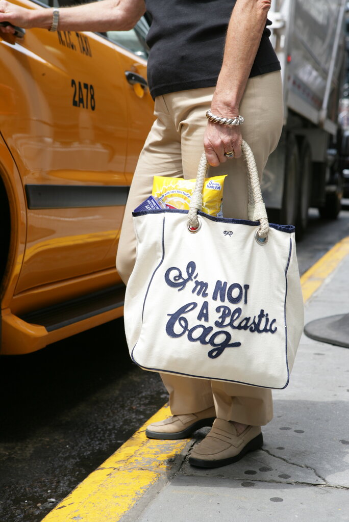 最初的安雅·欣德马奇手提袋于2007年在Whole Foods以15美元的价格出售，开启了反塑料袋运动。