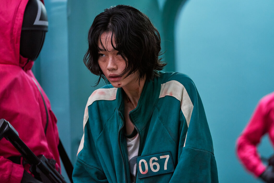 郑好娟在韩国网飞热门电视剧《鱿鱼游戏》中的一场戏。我们的剧评人称这部剧中的暴力是“空洞、血腥的卡路里”。